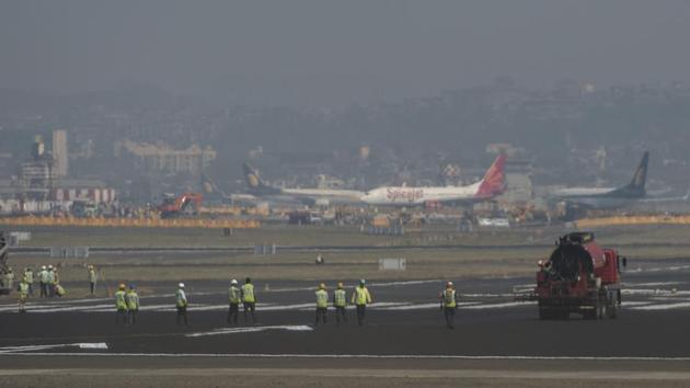 The two cross-runways at Mumbai airport will remain shut between 11am and 5pm on Monday and Tuesday for monsoon repairs. The closing of runways is expected to cause air traffic congestion, which will lead to consequential delays on Tuesday. (Satish Bate / HT File) 