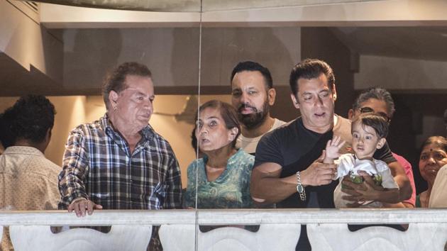 Salman Khan arrives at Galaxy apartment after getting bail in blackbuck case.