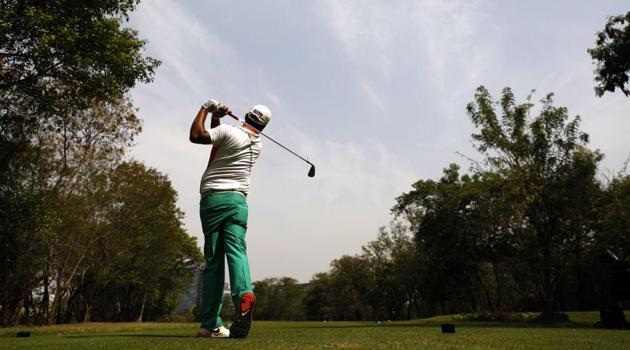 Thirty-year-old Sameer Shaikh became a pro in 2011 and has since been etching Pune’s name in the national golf circuit.(RAHUL RAUT/HT PHOTO)