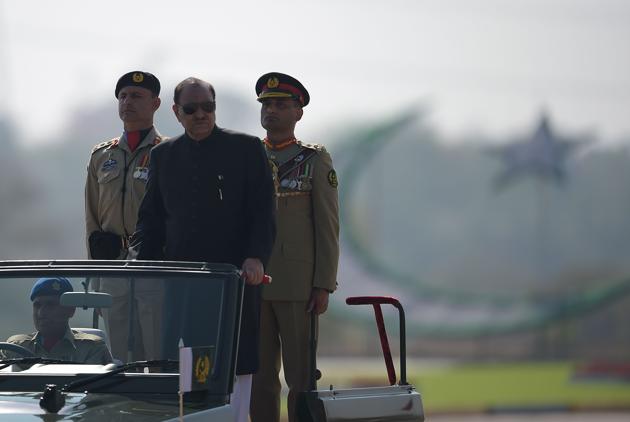 Pakistan's President Mamnoon Hussain (C) inspects a guard of honour during a Pakistan Day military parade in Islamabad on March 23, 2018. (AFP Photo) Pakistan's President Mamnoon Hussain (C) inspects a guard of honour during a Pakistan Day military parade in Islamabad on March 23, 2018. (AFP Photo)