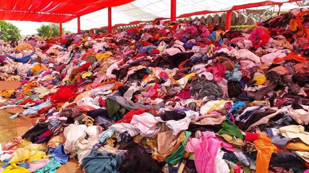 People contribute to the world's largest cloth donation drive at Udaipur.(HT PHOTO)