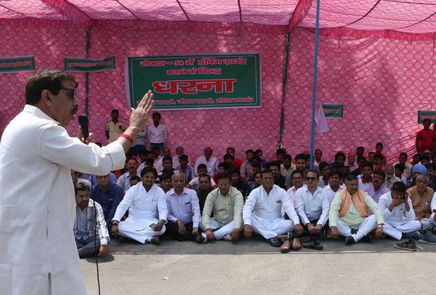 Protestors at the site of the dumping ground in sector 54.(Virendra Singh Gosain/HT PHOTO)