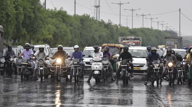 New Delhi, India- April 9, 2018: Commuters during light rain in the capital near Geeta Colony, India on Monday morning, April 09, 2018. ( Photo by Sonu Mehta/ Hindustan Times)(Sonu Mehta/HT PHOTO)