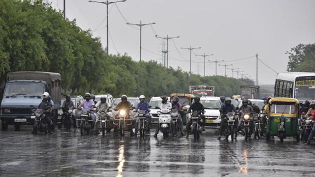 Delhi woke up to pleasant weather on Monday morning, with light downpour and a thunderstorm in several parts of the national capital region. The effect of Sunday’s rainfall in Srinagar was visible in the national capital as temperatures dipped to 24 degree Celsius. The MeT department has forecast similar weather extending mid-week into Wednesday. (Sonu Mehta / HT Photo) 