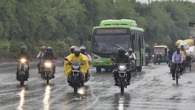 Commuters caught during early morning rain near Geeta Colony in the national capital. In many parts of the city waterlogging brought traffic down to a crawl resulting in long jams. (Sonu Mehta / HT Photo) Commuters caught during early morning rain near Geeta Colony in the national capital. In many parts of the city waterlogging brought traffic down to a crawl resulting in long jams. (Sonu Mehta / HT Photo)