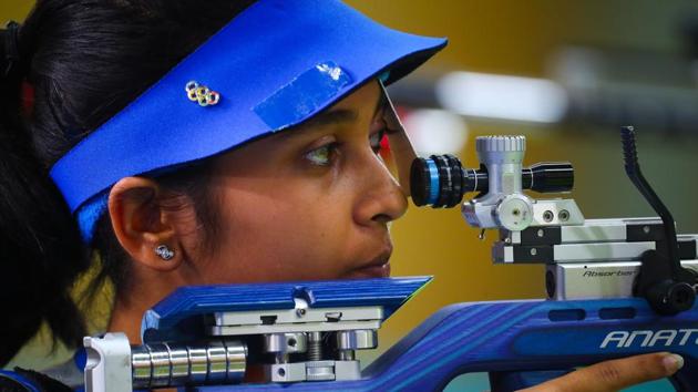 Mehuli Ghosh takes aim during the women's 10m air rifle shooting final at the 2018 Commonwealth Games in Gold Coast on Monday.(AFP)
