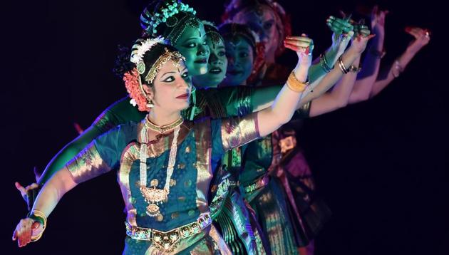 Artistes perform Kuchipudi during last year’s Gurgaon Utsav.(Sanjeev Verma/HT Photo)