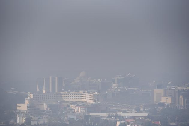 Buildings enveloped in a thick blanket of smog in Noida on December 22, 2017.(Burhaan Kinu/HT Photo)