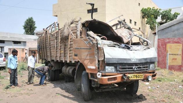At least 18 people were killed and 14 others injured after a truck packed with labourers and heavy equipment hit a barricade and overturned on the Pune-Satara highway in Maharashtra early Tuesday morning. (HT Photo) At least 18 people were killed and 14 others injured after a truck packed with labourers and heavy equipment hit a barricade and overturned on the Pune-Satara highway in Maharashtra early Tuesday morning. (HT Photo)