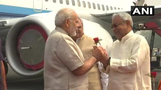 Bihar chief minister Nitish Kumar welcomes Prime Minister Narendra Modi in Patna on Tuesday.(ANI/Twitter)