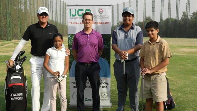 Renowned golf coach Jonathan Yarwood (L) during the IJGA ((International Junior Golf Academy) -Albatross Junior Tour coaching camp in New Delhi.(HT Photo)