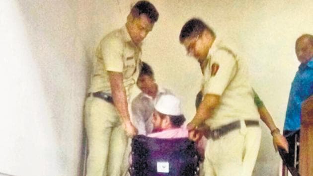 After being made to wait for hours, the wheelchair-bound social workers were lifted by cops to reach the first floor of the commissionerate office to meet up with city’s top cop Rashmi Shukla.(HT PHOTO)