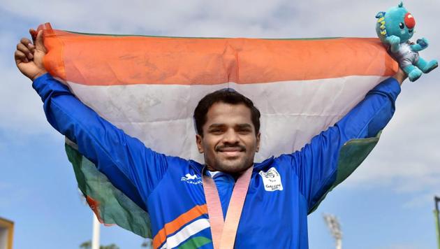 P Gururaja poses with the tricolour for a photo after winning silver in Men’s 56kg weightlifting final. He equalled his personal best of 249 kg to finish second in a field where Malaysia’s three-time Commonwealth Championships medallist Muhammad Izhar Ahmed broke the Commonwealth Games record for snatch and overall lift. (Manvender Vashist / PTI) P Gururaja poses with the tricolour for a photo after winning silver in Men’s 56kg weightlifting final. He equalled his personal best of 249 kg to finish second in a field where Malaysia’s three-time Commonwealth Championships medallist Muhammad Izhar Ahmed broke the Commonwealth Games record for snatch and overall lift. (Manvender Vashist / PTI)