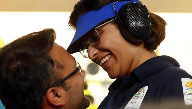 Heena Sidhu celebrates the Commonwealth Games 2018 (CWG 2018) gold medal with her coach and husband Ronak Pandit at the Belmont Shooting Centre in Gold Coast on Tuesday.(REUTERS)