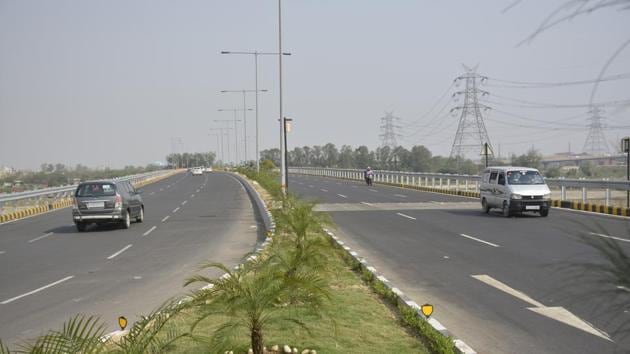 The Ghaziabad authority has cleared the design for a second elevated road and will also install CCTVs and speed radars on the Hindon Elevated road.(Sakib Ali /HT Photo)