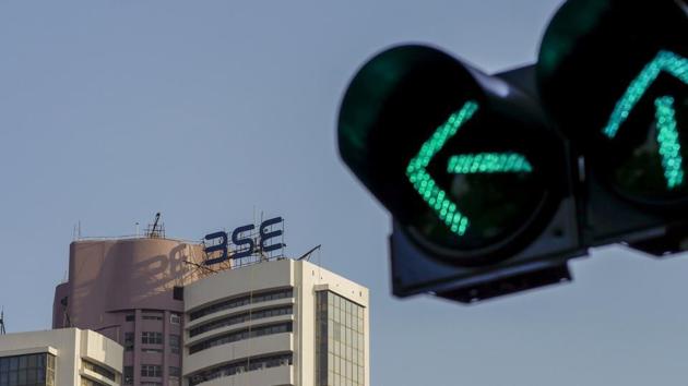 A traffic signal stands illuminated next to the Bombay Stock Exchange (BSE) building in Mumbai, India, on Thursday, Feb. 1, 2018. Prime Minister Narendra Modi's government ended a tax break on equity investments as it taps the stock market boom to boost its coffers. Photographer: Dhiraj Singh/Bloomberg(Dhiraj Singh/Bloomberg)