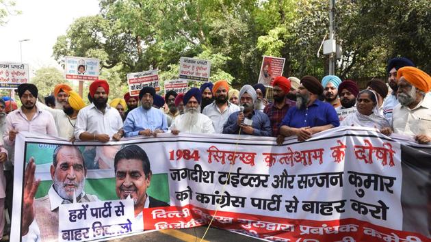 Delhi Sikh Gurudwara Management Committee activists protest outside All India Congress Committee (AICC) office demanding the removal of Sajjan Kumar and Jagdish Tytler from the party for their alleged role in the 1984 anti-Sikh riots, in New Delhi on Tuesday.(Mohd Zakir/HT PHOTO)