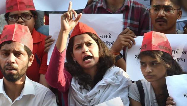 Workers of the Samajwadi Party protest against the Unnao incident, in Lucknow on Tuesday.(PTI)