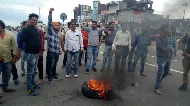 Protesters block Jammu-Pathankot highway during the bandh called by Jammu and Kashmir High Court Bar Association on Wednesday.(HT Photo/Ravi Krishnan Khajuria)