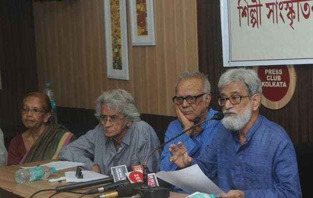 Theatre personality Bibhas Chakraborty (extreme right) and other Intellectuals addressing the media at Kolkata Press Club on Wednesday.(HT Photo)