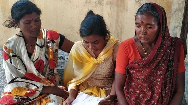 Alka and Jayashree, wife and daughter of farmer Shankar Bhaurao Chawre who committed suicide in Yavatmal in Maharashtra.(HT Photo)