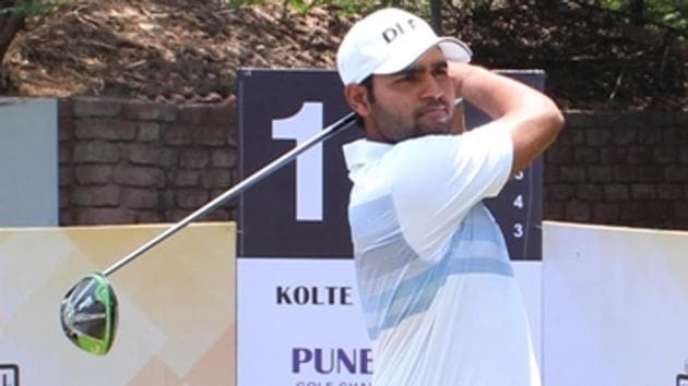 Delhi’s Honey Baisoya dominated round two as he fired a sensational seven-under-64. The 21-year-old Baisoya, a four-time winner on the Professional Golf Tour of India, moved to a three-shot lead at 12-under-130 at the Poona Club Golf Course.(HT PHOTO)