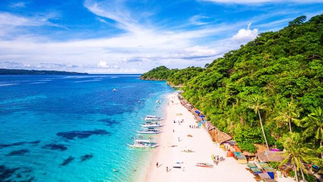 The government wants to save the tiny island of Boracay that generated 56 billion pesos, or over $1 billion last year, but cannot cope under the strain of two million tourists a year.(Shutterstock)