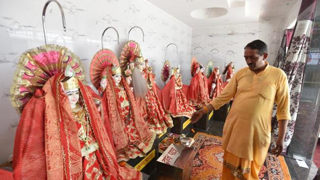 A priest showing the idols whose ornaments were stolen at the Sita Ram Temple in Sector 19, Chandigarh, on Tuesday.(Ravi Kumar/HT) A priest showing the idols whose ornaments were stolen at the Sita Ram Temple in Sector 19, Chandigarh, on Tuesday.(Ravi Kumar/HT)