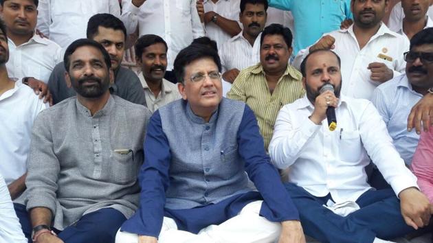 Railway minister Piyush Goyal (centre) holds a one-day fast in Thane (Praful Gangurde/HT) Railway minister Piyush Goyal (centre) holds a one-day fast in Thane (Praful Gangurde/HT)