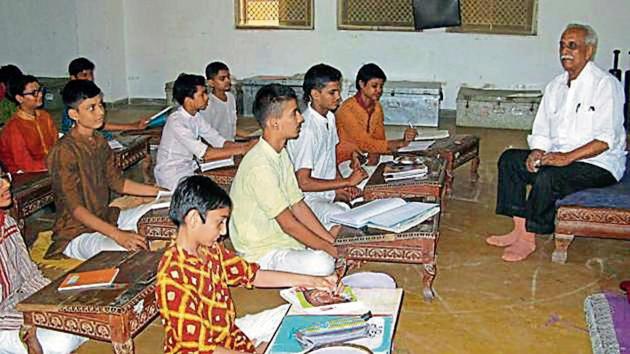 Astrologer Mohan Bhai Patel taking a class on astrology at the Hemchandra Sanskrit Pathshala, a Gurukul in Gujarat. (HT File Photo)