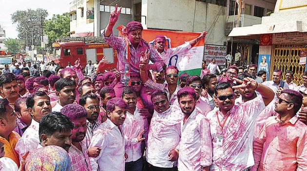 Vishal Kotkar (centre), a Congress candidate for the bypolls of the Ahmednagar municipal corporation, defeated Sena nominee Vijay Pathare. According to police Kotkar is currently on the run.(HT PHOTO)