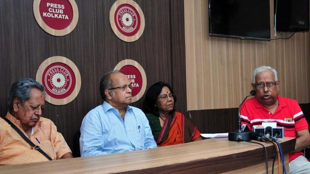 Economist Amiya Bagchi (extreme left), retired Supreme Court judge Ashok Ganguly and former principal of Presidency College, Amal Kumar Mujherjee (extreme right).(HT Photo)