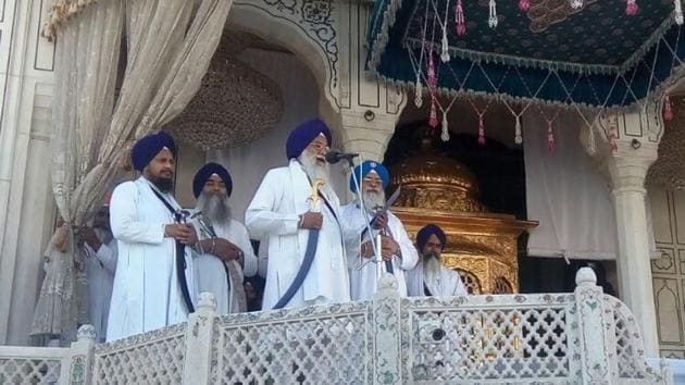 Akal Takht jathedar Giani Gurbachan Singh reading the decision of the Sikh clergy in Amritsar on Thursday.(HT Photo)