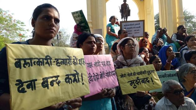 All India Democratic Women’s Association activists protest in Lucknow on Wednesday.(Deepak Gupta/HT Photo)