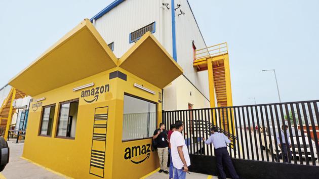 Apart from lagging Flipkart in smartphones sales by a small margin, Amazon has also struggled to catch up with the Bengaluru-based company in sales of fashion products. (Ramesh Pathania/Mint) Apart from lagging Flipkart in smartphones sales by a small margin, Amazon has also struggled to catch up with the Bengaluru-based company in sales of fashion products. (Ramesh Pathania/Mint)