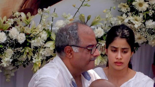 Boney Kapoor with daughter Janhvi during late actor Sridevi’s funeral in Mumbai on February 28.(PTI)