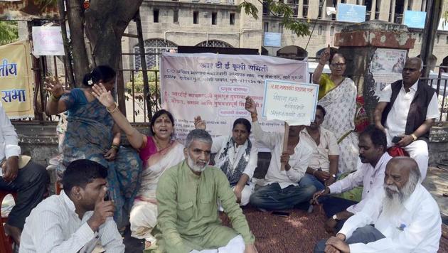Members of RTE kruti samiti on a hunger strike at Central building, protesting the denial of admissions under the RT, on April 4, 2018.(HT FILE PHOTO)