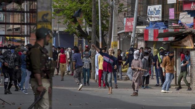 Kashmiri protesters throw rocks and bricks at security forces on the outskirts of Srinagar on April 6, 2018. Government forces fired tear gas and pellets on Kashmiris who gathered after Friday afternoon prayers on a protest call given by separatists against the killings of more than a dozen rebels and five civilians earlier this week.(AP)