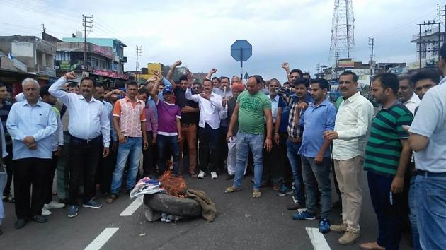 Protestors block the Jammu-Pathankot highway in Kathua during the Jammu Bandh on Wednesday, April 11, 2018.(HT Photo)