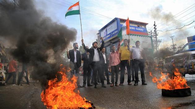 Members of Bar Association burn tyres during 'Jammu Bandh' against the government on various issues, including the rape and murder of an eight-year-old in January, in Jammu on Wednesday.(PTI)