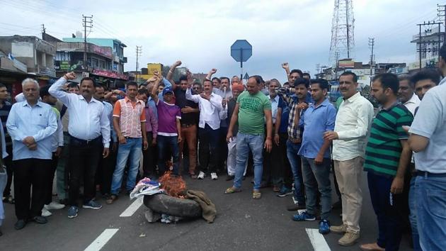 Protesters block Jammu-Pathankot highway at Kathua during the Jammu bandh.(HT Photo)