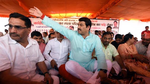 Delhi BJP President Manoj Tiwari sat on an indefinite hunger strike against Arvind Kejriwal at Shastri Park Chowk in New Delhi over funds for developmental schemes not being released despite approvals. Tiwari has been demanding Rs 300 crore from the Delhi government for the construction of a flyover at Shastri Park besides completion of a dozen other projects in his constituency. (Sonu Mehta / HT Photo) Delhi BJP President Manoj Tiwari sat on an indefinite hunger strike against Arvind Kejriwal at Shastri Park Chowk in New Delhi over funds for developmental schemes not being released despite approvals. Tiwari has been demanding Rs 300 crore from the Delhi government for the construction of a flyover at Shastri Park besides completion of a dozen other projects in his constituency. (Sonu Mehta / HT Photo)