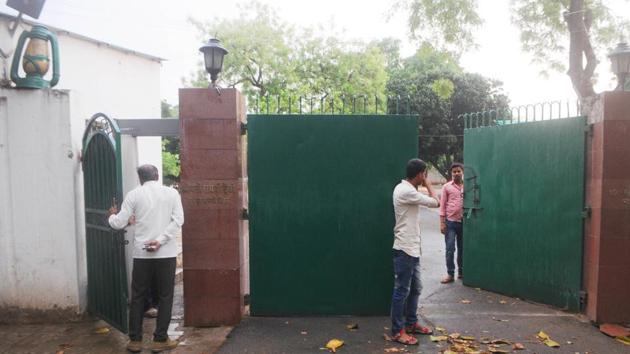 RJD workers volunteer for security of their party leaders residence after Rabri Devi and her son, Tejashwi who is also the leader of the opposition, on Wednesday surrendered the entire family’s security guards.(HT Photo) RJD workers volunteer for security of their party leaders residence after Rabri Devi and her son, Tejashwi who is also the leader of the opposition, on Wednesday surrendered the entire family’s security guards.(HT Photo)