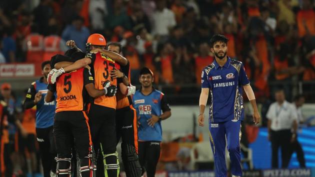 Get full cricket score of Sunrisers Hyderabad (SRH) vs Mumbai Indians (MI) Indian Premier League (IPL) 2018 match here. Sunrisers Hyderabad won by one wicket for their second win.(BCCI)
