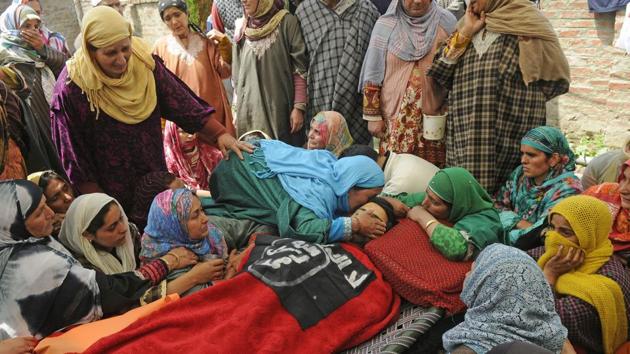 Relatives and neighbours mourn near the body of Sharjeel Ahmed who was killed near the encounter site at Khudwani district of south Kashmir on Wednesday.(Waseem Andrabi/ HT Photo)