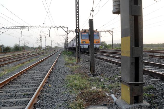 A 30-year-old died after falling off from the over crowded local from Dombivli. The incident took place between Diva and Kopar stations during morning peak hours on Wednesday. (HT/RISHIKESH CHOUDHARY) A 30-year-old died after falling off from the over crowded local from Dombivli. The incident took place between Diva and Kopar stations during morning peak hours on Wednesday. (HT/RISHIKESH CHOUDHARY)