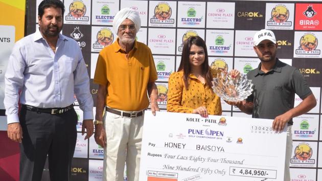 (From left) Honey Baisoya receives the trophy and cheque from Nidhi Srivastava, vice-president, sales & CRM, Kolte - Patil Developers Ltd; Narotam Chowdhary, captain, Poona Club Golf Course and Uttam Singh Mundy, CEO, Professional Golf Tour of India.(HT PHOTO)