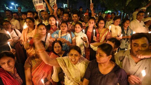 Congress women workers carry placards and shout slogans in protest against the rapes of minors in Kathua and Unnao, near India Gate in New Delhi on Thursday night.(Raj K Raj.HT Photo)