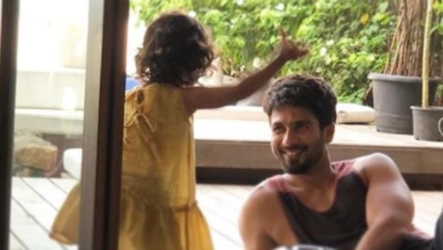 Shahid Kapoor and daughter Misha spend some quality before he begins shoot for Batti Gul Meter Chaalu. Shahid Kapoor and daughter Misha spend some quality before he begins shoot for Batti Gul Meter Chaalu.
