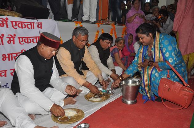 Chief minister Trivendra Singh Rawat and many BJP leaders have meals with Dalits during the ‘Samrastra Diwas’ (brotherhood day) observed by the BJP in Dehradun on Friday.(HT Photo)